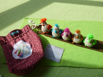 Verpackt in einem Geschichtensäckchen, dass ich bei meinen Krippenkindern einsetze. Sie lieben es.
Mit der Anleitung bin ich super zurecht gekommen. Da mein erster Versuch echt mini war (zu dünne Wolle), habe ich mich für dickeres Garn entschieden, daher sind sie um einiges grösser. Um sie etwas stabiler zu machen habe ich sie mit Reis gefüllt.
Vielen Dank für die tolle Anleitung.