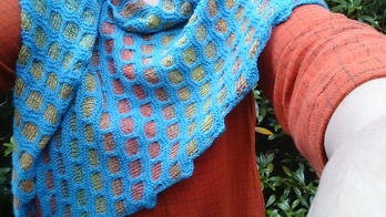 Hexagontuch aus Farbverlaufswolle Dreamcolor von Hobbi mit uniblauer Merinowolle. Die Technik ist gut beschrieben in der Anleitung, das bleibt kein Einzelstück