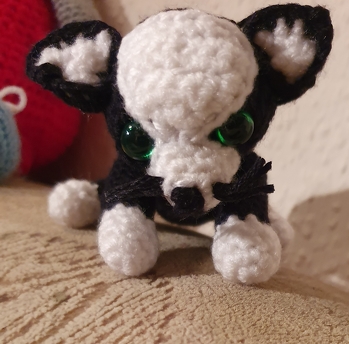 Es ist Runde für Runde mit Bildern erklärt und es ist eine schöne Katze geworden.Ich habe eine Nadel2,5 genommen.lieben Dank