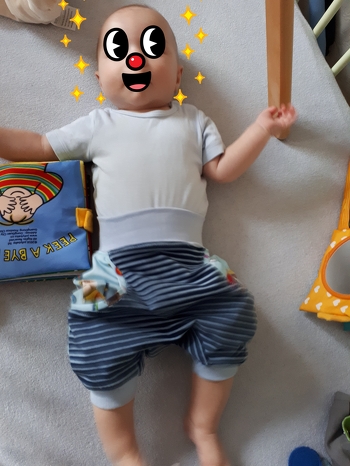 Super tolle Pumpkurz recht einfach zu nähen selbst für Anfänger. Man kann seiner Kreativität freien Lauf lassen durch verschiedene Varianten. Wie man sehen kann habe ich mich für die Variante mit diesen Taschen entschieden (Der Hauptstoff ist von Paw Patrol )Kann man schlecht erkennen.  Der kleine Mann findet die
Hose auch  Einfach Top ????