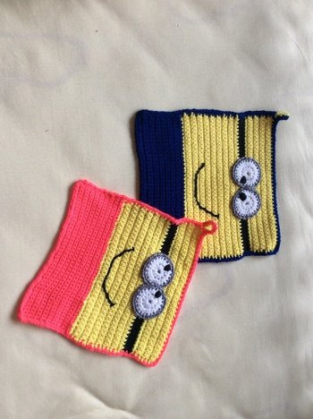 Die Freundin meines Bruders steht total auf diese kleinen Minions und jetzt sind die beiden endlich zusammengezogen  - und da dürfen natürlich ein paar lustige Topflappen nicht fehlen! Die Grundanleitung ist total einfach und auch leicht wandelbar. Nur dringend aufpassen, dass man immer gleich starkes Garn hat, sonst ist es wie bei mir an manchen Stellen etwas "unrund". Ich habe zwar schon versucht mit Zu- und Abnahmen das etwas anzugleichen, aber gleiche Garnstärke ist auf jeden Fall besser.