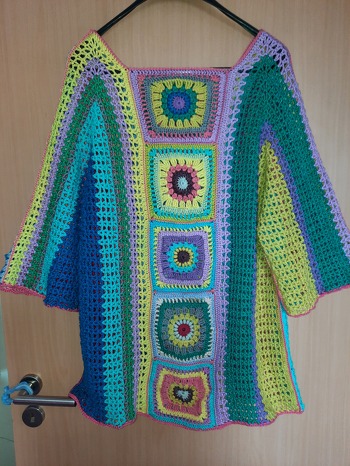 Mein 2. Pulli. Dieses Mal aus lauter kunterbunten Resten. Damit er luftiger wird habe ich zwischen den Stäbchengruppenn noch jeweils 1 Luftmasche gehäkelt. Die Ärmel habe ich kürzer gehäkelt (Ellenbogen) und den Korpus länger (Hüfte).