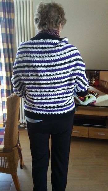 hat super geklappt nach dieser tollen Anleitung in Bildern und Grafik. Allerdings habe ich eine kleinere Häkelnadel verwendet 3.0. Auf gut Glück mehr Maschen aufgenommen.
Habe diesen Seelenwärmer für meine Mutti gehäkelt, und er hat gepasst. Sie hat sich sehr gefreut.
Hier das Ergebnis.