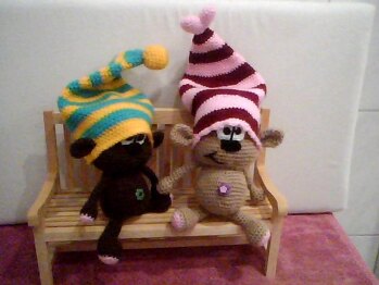 Meine Knuddellinos sind fertig. Sie haben sich gut häkeln lassen und sehen sehr niedlich aus.Ich habe ihnen sogar eine Bank gekauft.
