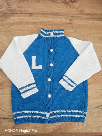 Die Beschreibung der Jacke ist sehr verständlich gewesen. Die Jacke ist für mein kleinstes Enkelkind. Meine anderen Enkelkinder haben sie gesehen und haben sofort gesagt, dass sie auch so eine Jacke haben wollen. Ok, dann muss ich sie noch viermal stricken.😍😍😍