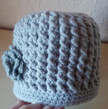 diese Mütze habe ich an einem Abend gehäkelt, geht flott von der Hand und sieht durch die aufgesetzte Blüte toll aus.