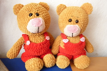 Das Häkeln hat mir Spass gemacht und beide Teddys waren in null komma nichts fertig.