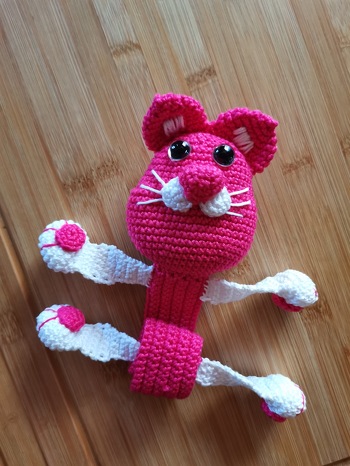 Da meine Taufpatin die letzten Wochen mit ihrer Fellnase einiges durchstehen musste, und sie selbst gerne Bücher liest, hab ich ihr das Lesezeichen in ihrer Lieblingsfarbe gehäkelt. Die Anleitung war gut verständlich und ging leicht nach zu arbeiten.