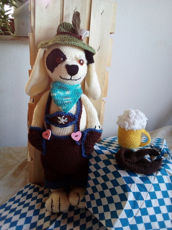 Häkelanleitung für Seppi, meinen kleinen Hund in bayrischer Lederhose, ca. 35 cm