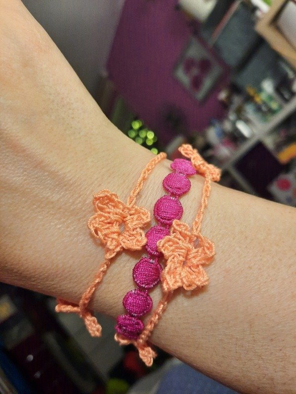 Armband häkeln, Wickelarmband mit Blumen, schöner Sommerschmuck, leicht und trendy