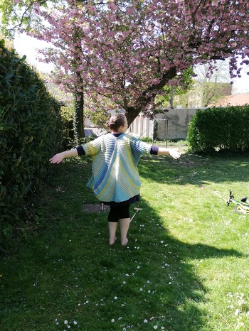 Dolce vita mit Kirschblüte im Hintergrund