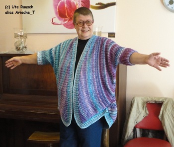 Weil ich noch ein bissi größer bin, habe ich die Rellana BATIK und eine größere Nadel genommen