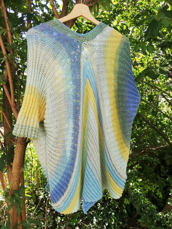 Die Jacke ist super einfach zu arbeiten, meiner Meinung nach auch Anfängertauglich, die Anleitung ist sehr gut zu verstehen. Ich habe nicht das in der Anleitung verwendete Garn genutzt sondern mit circle of color von schachenmayr gearbeitet. Der farbverlauf entstand durch den farbverlauf des garns, dafür habe ich aber mit einer strichliste gearbeitet, pro Reihe einen Strich, hab dann beide Ärmel gleich gearbeitet.