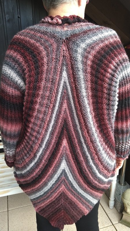 Dolce Vita. Ein federleichtes Jäckchen in A-Linie.