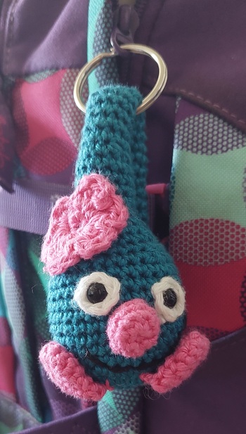 Mein Tröpfli hängt am Schulrucksack unserer Tochter.
Tolle Anleitung. Ich werde ganz sicher noch mehr Tröpflis häkeln. 🤩
