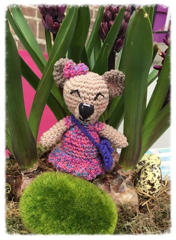 Die süßen Teddybären von Krea_Tina probezuhäkeln hat viel Spaß gemacht! Eine tolle detaillierte Anleitung!
Ich nutze sie als Blumenstecker.