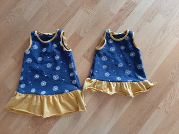 Variante 2 aus Pusteblumen-Sweat und curryfarbenem Jersey. Beide sehen darin zum Anbeißen aus, und die Länge ist gerade für die Kleine genau richtig, weil sie auch beim Krabbeln nicht stört.