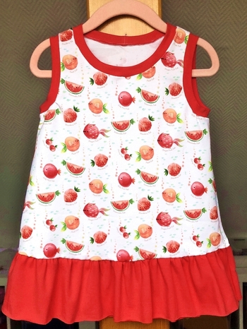 Das Ratz-Fatz-Kleid hat sich wunderbar nähen lassen. Ich habe nur zwei Sachen geändert (Saum mit Zickzackstich gesäumt, damit er sich nicht einrollt und erst Ärmelbündchen eingenäht und dann die Seitennähte geschlossen). Diese Sommerkleider braucht man einfach immer.