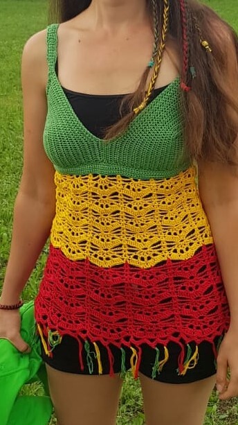Bin mit der Anleitung sehr gut zurecht gekommen! Die Cups im Oberteil hab ich erst auf's zweite Mal mit genauer Maschenprobe hingekriegt, weil ich da viel bescheidener ausgestattet bin als es nach der Beschreibung zu erwarten gewesen wäre. War mein erstes selbst gefertigtes Kleidungsstück - spricht also für die Anleitung, dass das Endprodukt total überzeugt. Ich hab bei der Verarbeitung von oben nach unten lediglich die Größe der Häkelnadel angepasst, weil ich bei der Hüfte 1-2 Kleidergrößen breiter bin als auf Brusthöhe - hab also am Mustersatz und an der Maschenzahl nichts verändert, sondern oben mit Häkelnadel 3,5 angefangen, im gelben Teil auf 4 und im roten Teil auf lockere Maschen mit 4,5 gewechselt. Krieg auf Reggae-Konzerten jetzt immer jede Menge Komplimente und werde gefragt, wo ich das Top her hab ;-) Also danke für die großartige Anleitung!