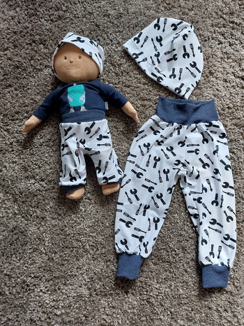 ... ein Geschenk für eine Jungen Mann zum 1. Geburtstag 😊 (ne passende Puppe gibt's natürlich auch dazu)
2 mal Mikki und jeweils ne passende Hose dazu.
Das ist meine absolute Liebings Unterm-Fahrradhelm-Mütze! Habe schon etliche davon genäht 😊