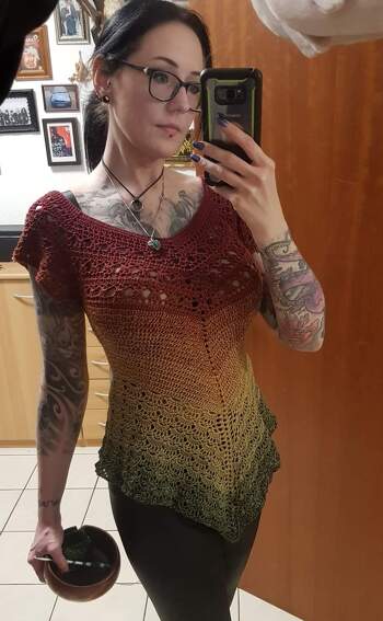 Genau 1000m verbraucht.
Ließ sich gut nachhäkeln, wenn man genau aufpasst 😉
Ich habe sie alle 2 Reihen übergezogen, um die Maschenzahl anzupassen.