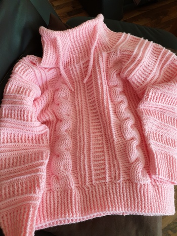 Der Pulli ist fertig, habe ihn mit hohem Kragen gehäkelt, ohne Kapuze.