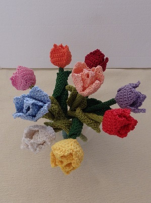 Gute Anleitung, war leicht nachzuarbeiten.
Habe die Ränder nicht behäkelt, weil es mich so an die schönen gefüllten Tulpen aus Oma's Garten erinnert.