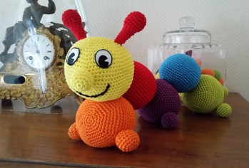 Sehr leicht zu häkeln und was für zwischendurch. Sie ist sehr groß geworden aber herrlich anzuschauen. Nur die Füße habe ich einfach gelassen ;) und nicht in Spiralen gehäkelt. In jede Kugel ein Geräusch eingelegt, so dass sie raschelt und klingelt.