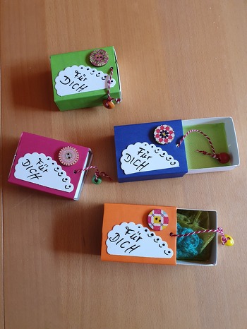 Hallo, vielen Dank für die tolle Idee. Habe eine etwas größere Streichholzschachtel verwendet und mit einem gehäkelten Lesezeichen bestückt. Die Bastelarbeit hat riesig Spaß gemacht. Und am schönsten waren die Gesichter der Beschenkten beim Anblick und öffnen der Schachtel. Liebe Grüße von Kerstin