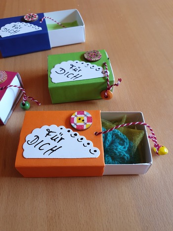 Hallo, vielen Dank für die tolle Idee. Habe eine etwas größere Streichholzschachtel verwendet und mit einem gehäkelten Lesezeichen bestückt. Die Bastelarbeit hat riesig Spaß gemacht. Und am schönsten waren die Gesichter der Beschenkten beim Anblick und öffnen der Schachtel. Liebe Grüße von Kerstin