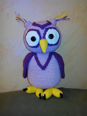 Eine lila Oily in Catania fine gehäkelt, ca 15 cm groß!