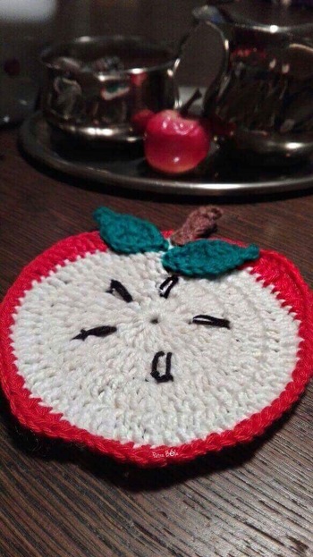 Diese niedlichen Untersetzer sind immer wieder der Star bei uns beim Gartenfest
Das könnte auch ein Anfänger hinbekommen gut beschrieben und eine wunderschöne Dekoration