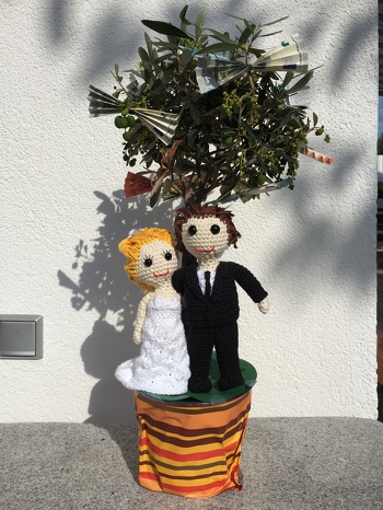 WOW, diese Anleitung war sehr ausführlich und super beschrieben. Es hat großen Spaß gemacht, das Brautpaar nachzuhäkeln. Noch mehr Spaß hat es dann gemacht, das Brautpaar anschließend ans echte Brautpaar zu verschenken. Es war auf der Hochzeit an allen Tischen im Gespräch und das Brautpaar hat sich natürlich auch mega gefreut und dem Pärchen Zuhause einen Ehrenplatz zugewiesen.