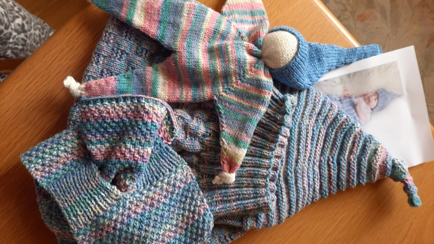 Babypuck (Schlafsack) und Mützchen, gestrickt