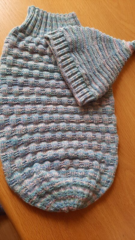 Babypuck (Schlafsack) und Mützchen, gestrickt