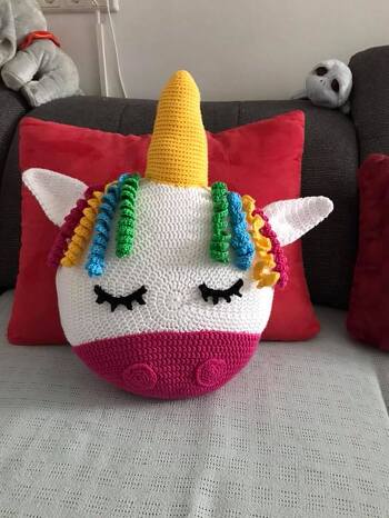 hier mein kuschelkissen .... war sehr einfach zumachen das einzige was anders ist ist die schnauze die musste ich kleiner machen und das kissen ist auch nur ein 40cm kissen aber es gefällt so gut das meine tochter jetzt auch noch zwei selber machen möchte :)