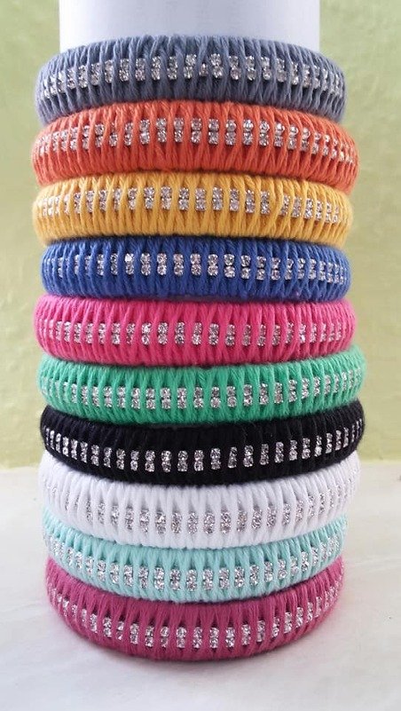 Bastelanleitung Armreif aus Wolle und PET-Flaschen mit Glitzersteinen- modern, bunt und lässig