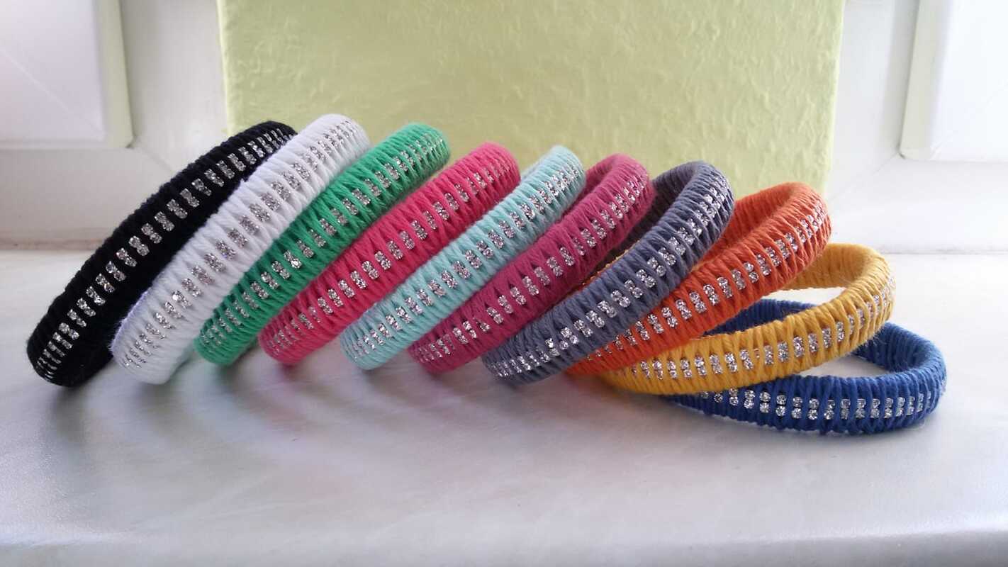 Bastelanleitung Armreif aus Wolle und PET-Flaschen mit Glitzersteinen- modern, bunt und lässig