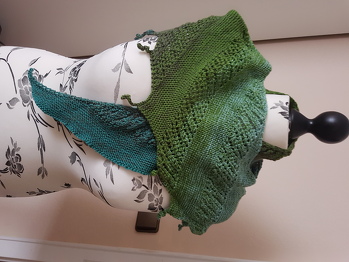 Mit 150g / 570m 4fädigem Bobbel und NS 3,5 schnell gestrickt. Hat Spaß gemacht!