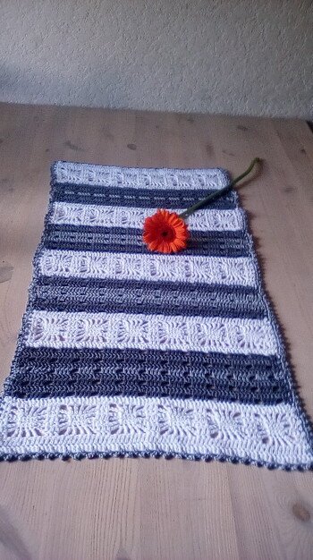 Da lade ich doch auch mal mein Schmuckstück hoch..... Anleitung TOPP..... Lag nicht lange bei mir, da er meiner Freundin so gut gefiel..... Jetzt schmückt er ihren Tisch.... 