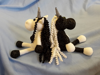 Super Toll zu häkeln, und immer eine super Geschenkidee :)
Einhorn-Pärchen als Hochzeitsgeschenk