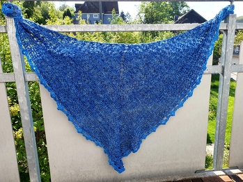 Ca. 500 m Babykamel, Seide & Merino. Die Abschlussreihe habe ich aus reiner BFL gemacht. Ist sooo schön geworden dank der super Anleitung.
Vielen Dank!