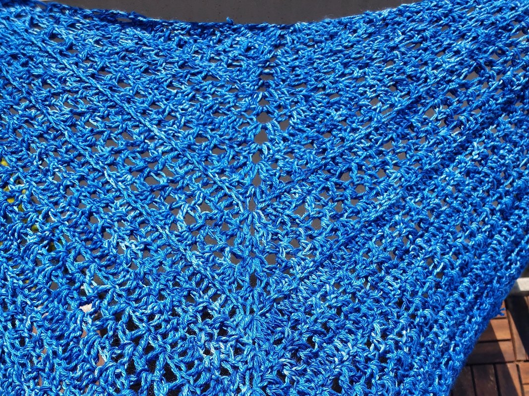 &quot;Carmina&quot; gehäkeltes Dreieckstuch aus Wollresten oder Bobbelwolle