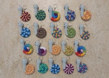 Anleitung gut umsetzbar.
Ich habe teils schon bunte Wolle benutzt, dann musste ich nicht so viele Fäden vernähen.