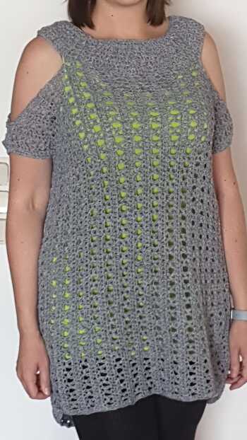 Ich wollte einen Oversize Pulli, die Ärmel und den Saum unten habe ich weg gelassen und durch Krebsmaschen bzw FM ersetzt.