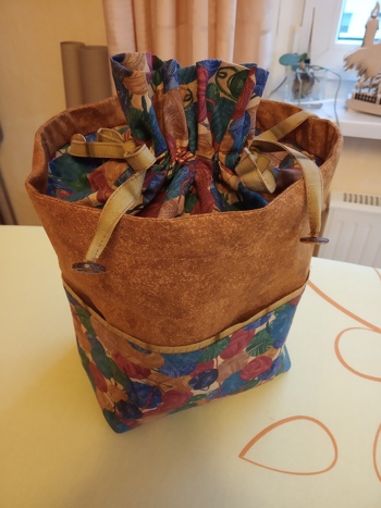 Schöne Anleitung für eine sehr zweckmäßige Verwendung. Allerdings für die Aufbewahrung fertiger größerer Strickteile etwas klein.