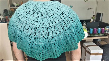 Bild  ist von Yvonne Manz vielen Dank für das   Probe häkeln hat wunderbar geklappt
Gearbeitet mit einem Modal /Pa Farbverlaufs garn von Regenbogengarne hier der link zur Gruppe : https://www.facebook.com/groups/1705810806329778/
Verbrauch 750 Meter  3-Fach.
Super schön geworden ! Dankeschön Yvonne 