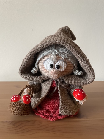 Niedliche kleine Oma 🥰 Die Anleitung ist sehr ausführlich geschrieben und einfach nachzuarbeiten, auch für Anfänger geeignet 👍🏻