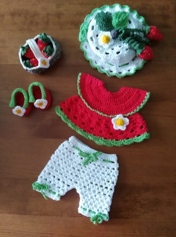 Heute fertig geworden. Hat super geklappt. Habe meine ganzen Reste verhäkelt. Leider hatte ich für das Körbchen nicht genug braune Wolle, so habe ich kurzerhand mit natur witer gehäkelt. Gefällt mir auch gut.
Jetzt kannich mit dem Püppchen anfangen, damit Seppl Gesellschaft bekommt. Danke für die tolle Anleitung. L.G.Karo