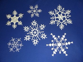 Ja,ja es ist bald wieder soweit!
Es geht auf Weihnachten zu und ich fand die Anleitung für diese Schneeflocken ganz zauberhaft. Es hat Spaß gemacht, sie nachzuarbeiten.
Versucht es doch auch einmal.
LG
ruths1805